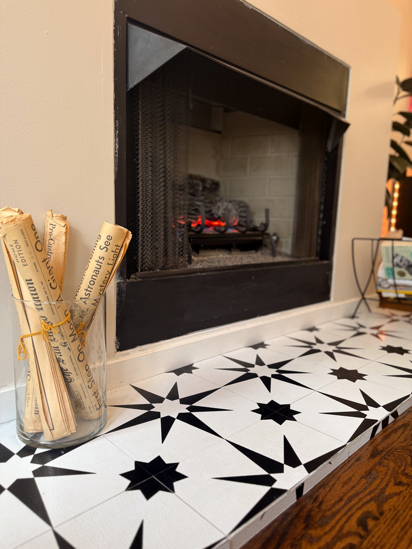943 West Huron Street, Unit E Chicago, IL 60642 - Photo 10 of 22 a living room with table and chairs