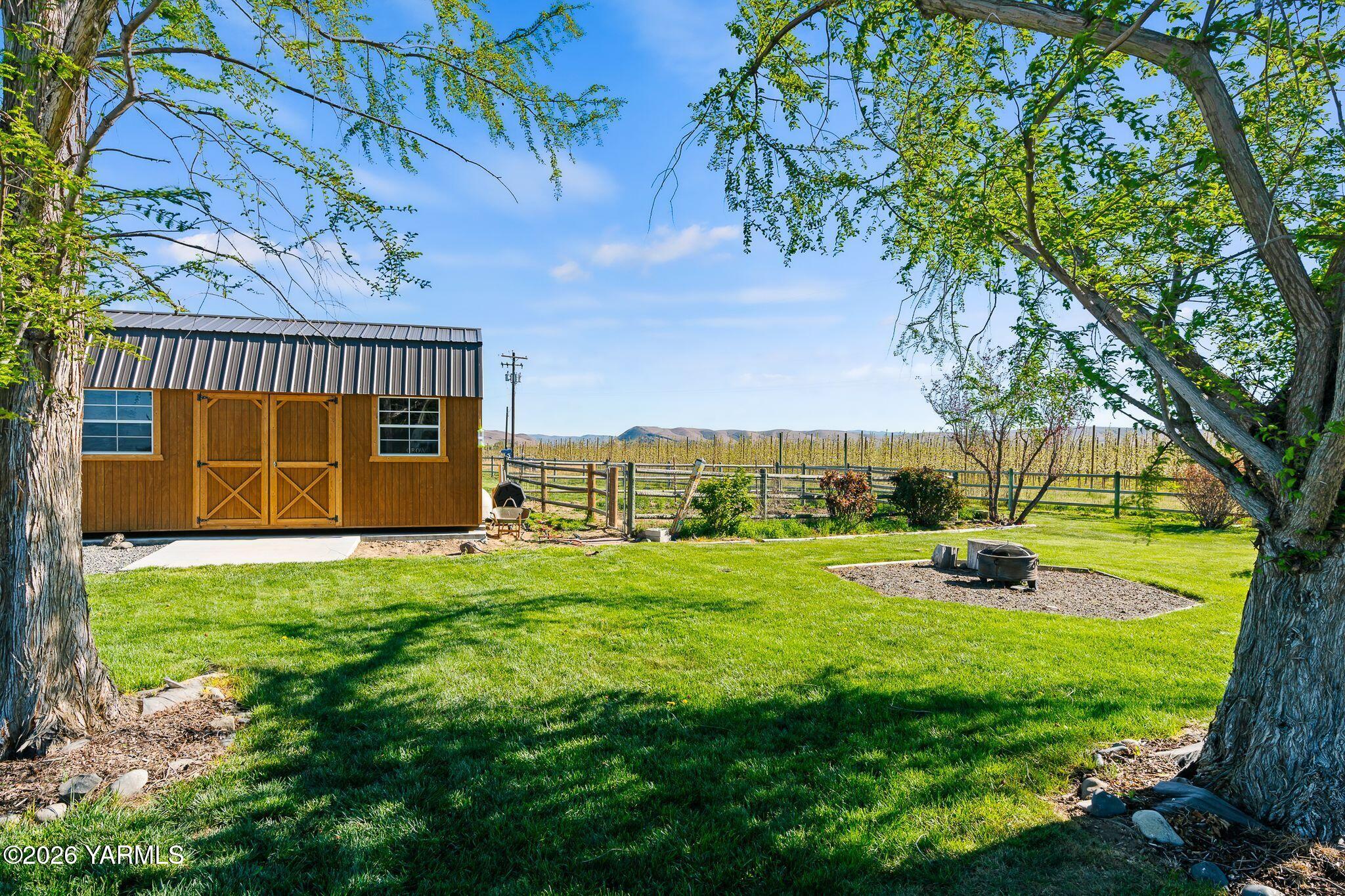2550 Kays Road Wapato, WA 98951 - Photo 38 of 52 a view of a park with a tree