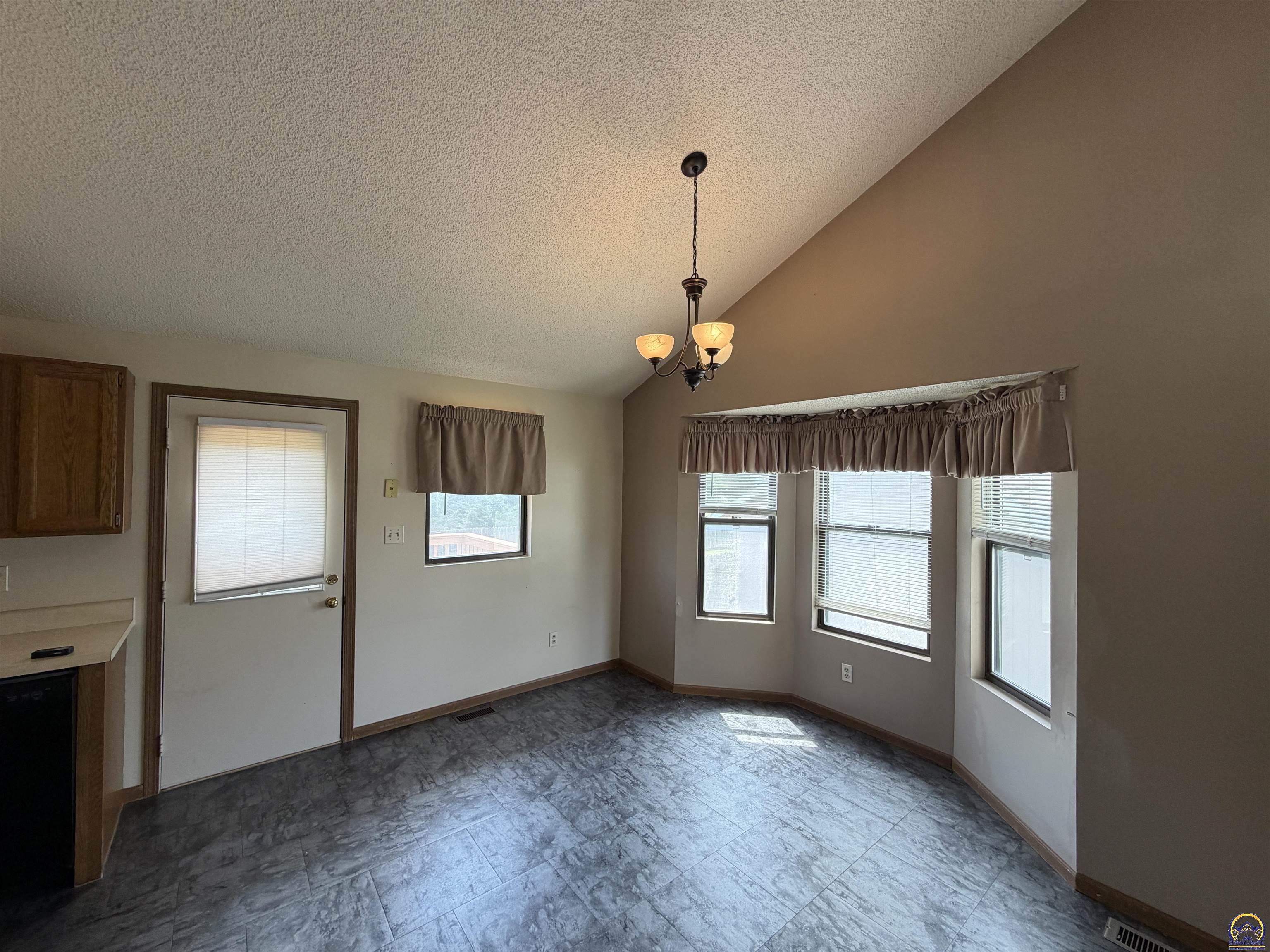 2514 Southwest Maxfield Road Topeka, KS 66614 - Photo 11 of 37