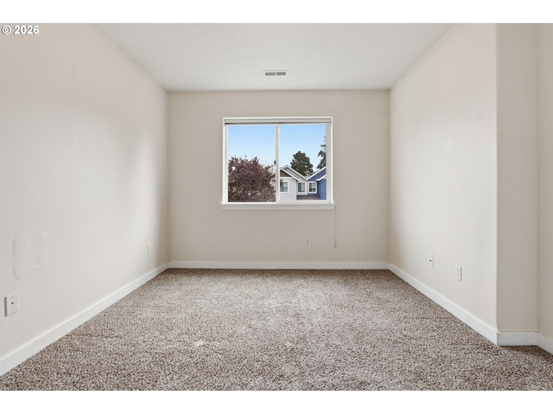 581 Southeast 204th Place Gresham, OR 97030 - Photo 20 of 32 an empty room with a painting on the wall
