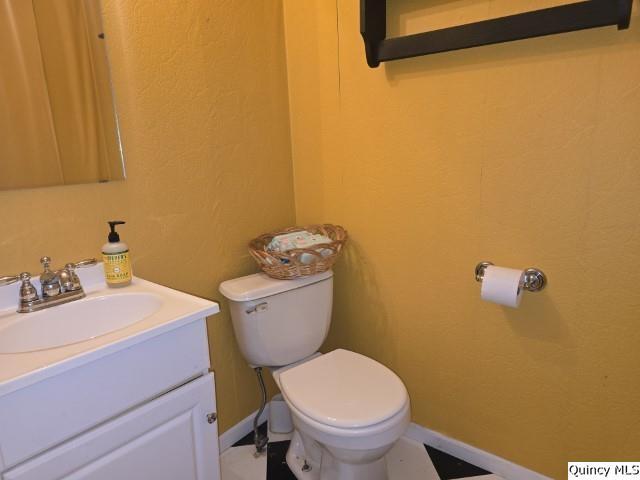 705 South Washington Street Carthage, IL 62321 - Photo 12 of 27 a bathroom with a sink and a toilet