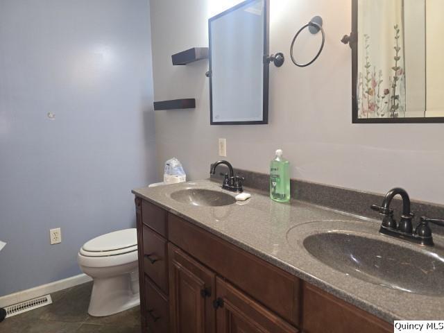 705 South Washington Street Carthage, IL 62321 - Photo 18 of 27 a bathroom with a toilet a sink and mirror