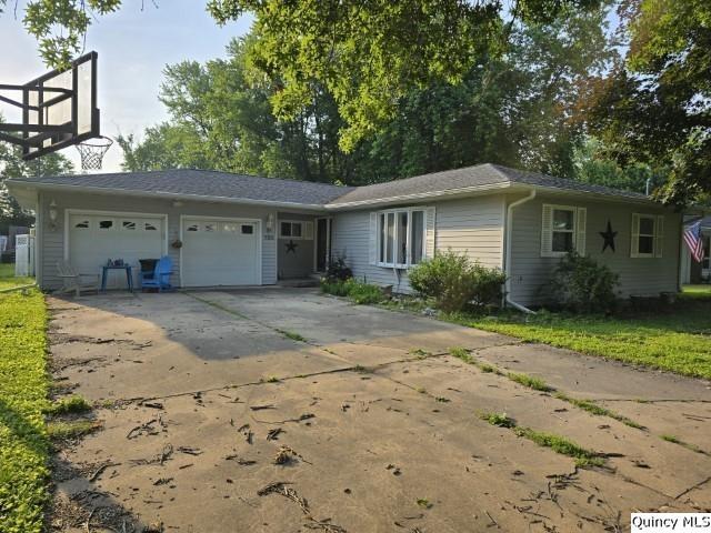 705 South Washington Street Carthage, IL 62321 - Photo 22 of 27 a front view of a house with a garden