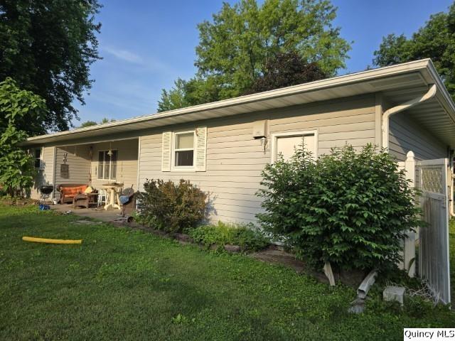 705 South Washington Street Carthage, IL 62321 - Photo 25 of 27 a front view of a house with a garden