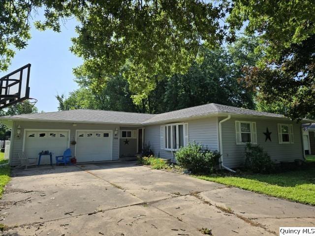 705 South Washington Street Carthage, IL 62321 - Photo 27 of 27 a front view of a house with garden