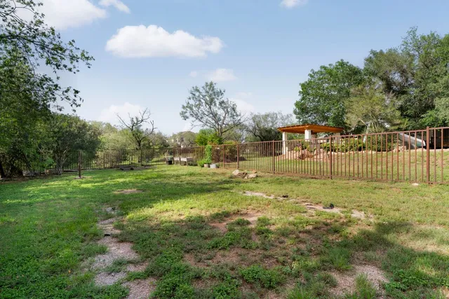 a view of yard with green space