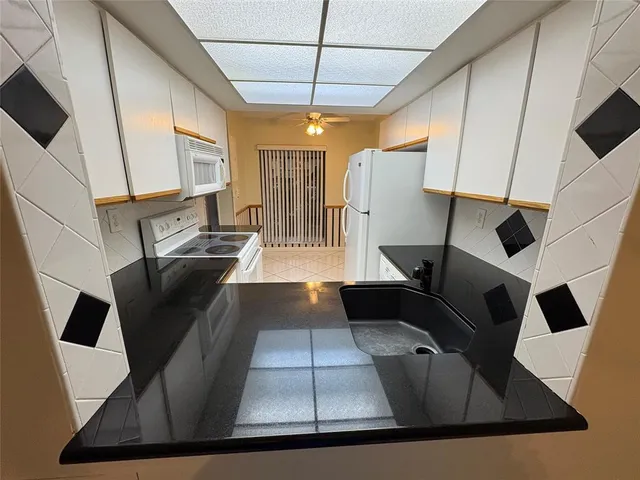 a view of entryway and kitchen