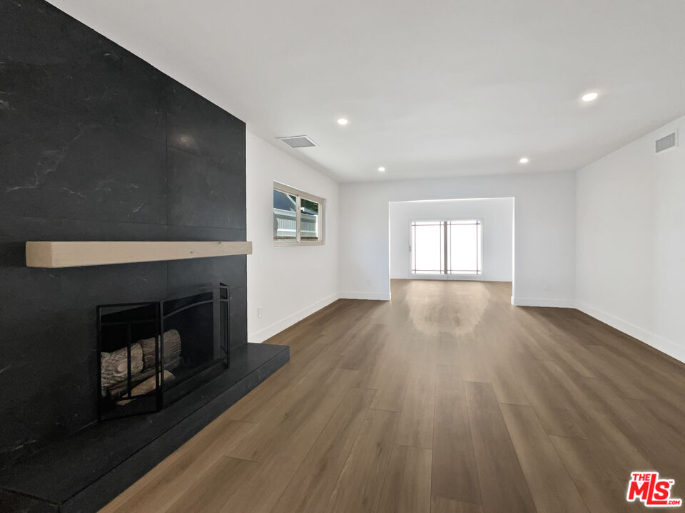 5736 Vantage Avenue Valley Village, CA 91607 - Photo 3 of 28