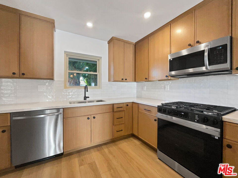 5736 Vantage Avenue Valley Village, CA 91607 - Photo 6 of 28