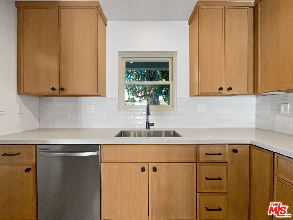 5736 Vantage Avenue Valley Village, CA 91607 - Photo 10 of 28