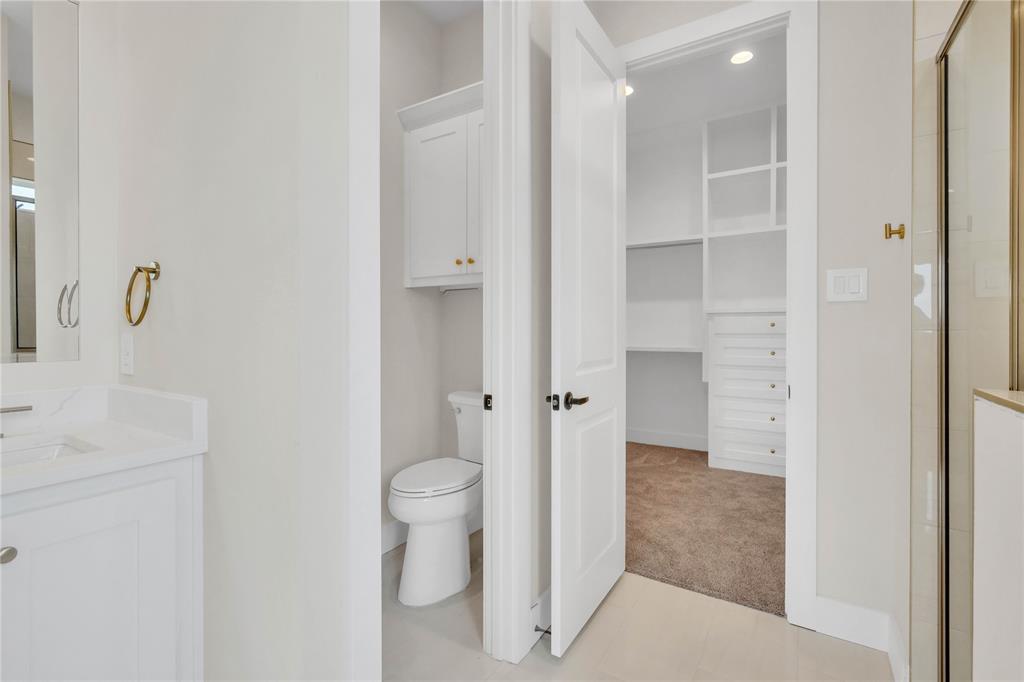 1028 Henry Way Springtown, TX 76082 - Photo 19 of 40 a bathroom with a sink and a mirror