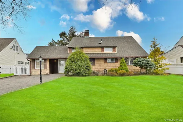 $4,700 | 43 Flagstone Lane, Westbury, NY 11590