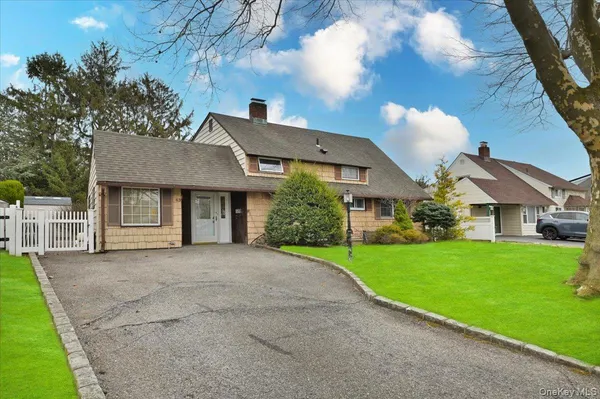 $4,700 | 43 Flagstone Lane, Westbury, NY 11590