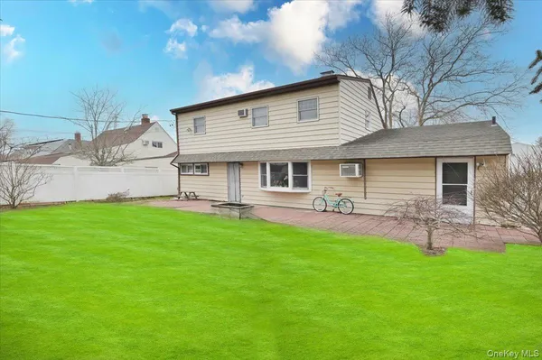 $4,700 | 43 Flagstone Lane, Westbury, NY 11590