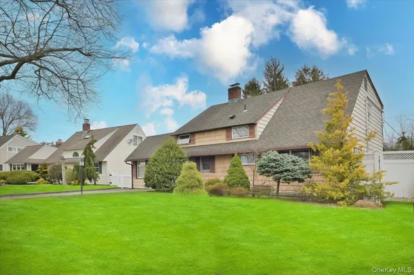 $4,700 | 43 Flagstone Lane, Westbury, NY 11590