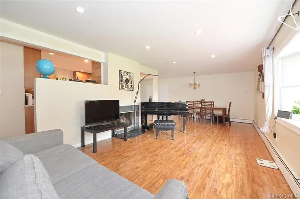 $4,700 | 43 Flagstone Lane, Westbury, NY 11590