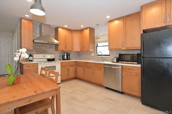 $4,700 | 43 Flagstone Lane, Westbury, NY 11590