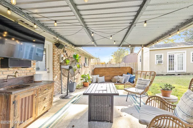 $295,000 | 422 Broadmoor Boulevard, Lafayette, LA 70503