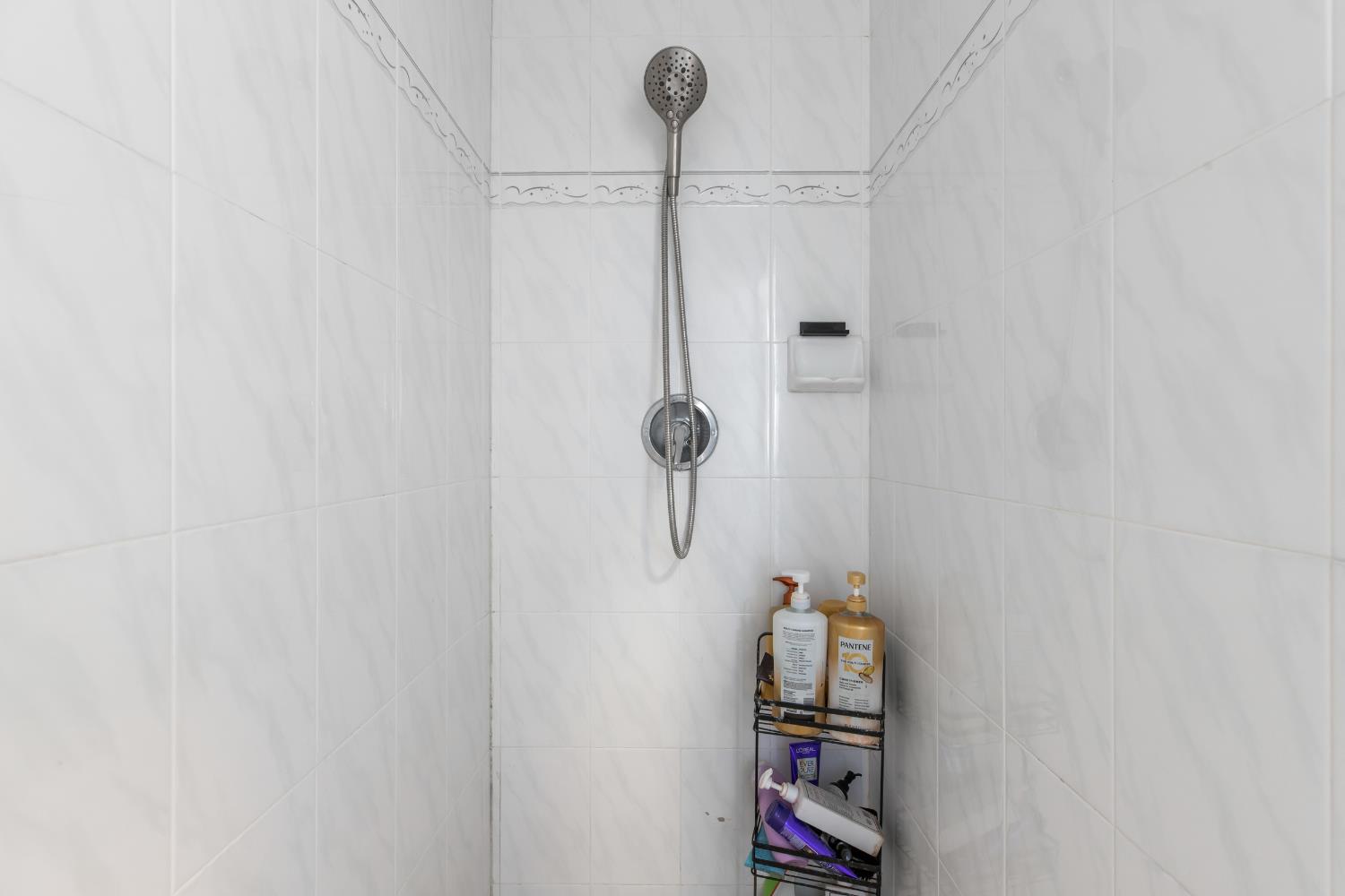 2000 Nita Alexander Court Modesto, CA 95358 - Photo 21 of 33 a bathroom with a shower
