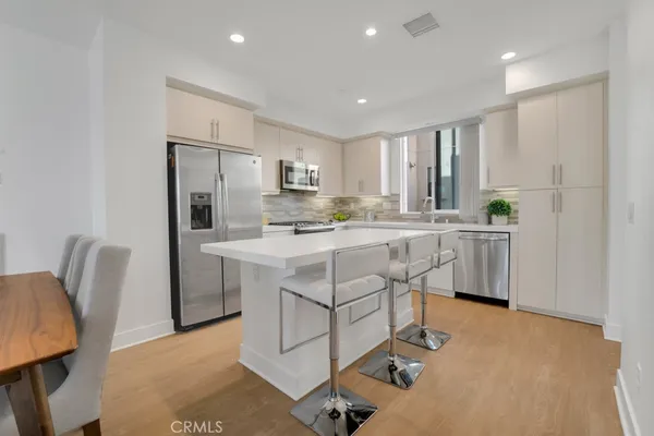 $975,000 | 10832 West Riverton Court, North Hollywood, CA 91602