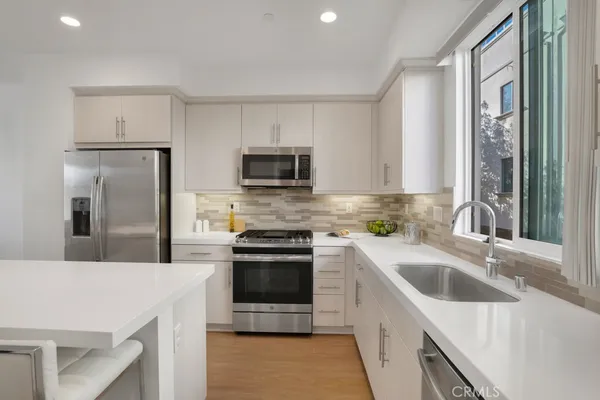 $975,000 | 10832 West Riverton Court, North Hollywood, CA 91602