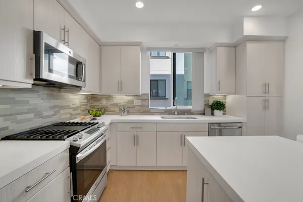 $975,000 | 10832 West Riverton Court, North Hollywood, CA 91602