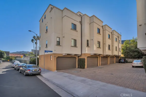 $975,000 | 10832 West Riverton Court, North Hollywood, CA 91602