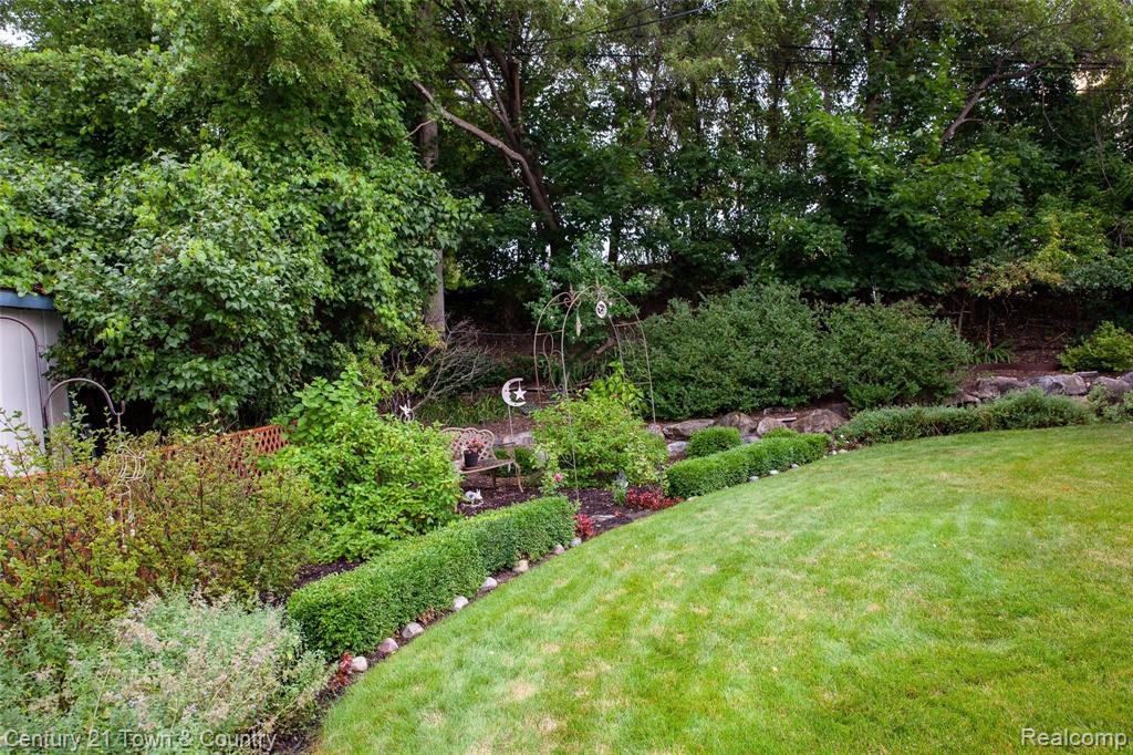 292 Thalia Avenue Rochester Hills, MI 48307 - Photo 24 of 36
