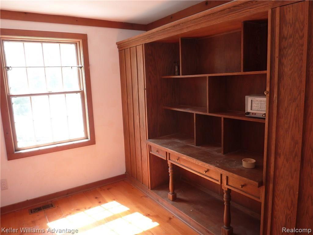 1384 Rowe Road Milford, MI 48380 - Photo 4 of 18 Upstairs bedroom/office built in desk