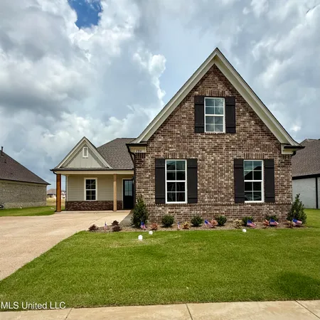 $360,900 | 436 Sunflower Street, Nesbit, MS 38651