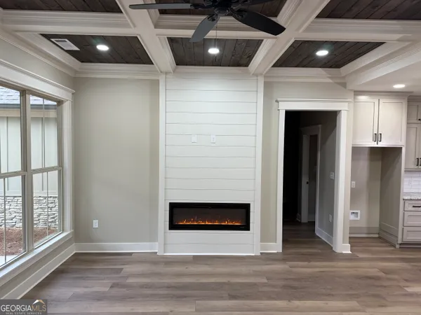 a view of an entryway door and an empty room