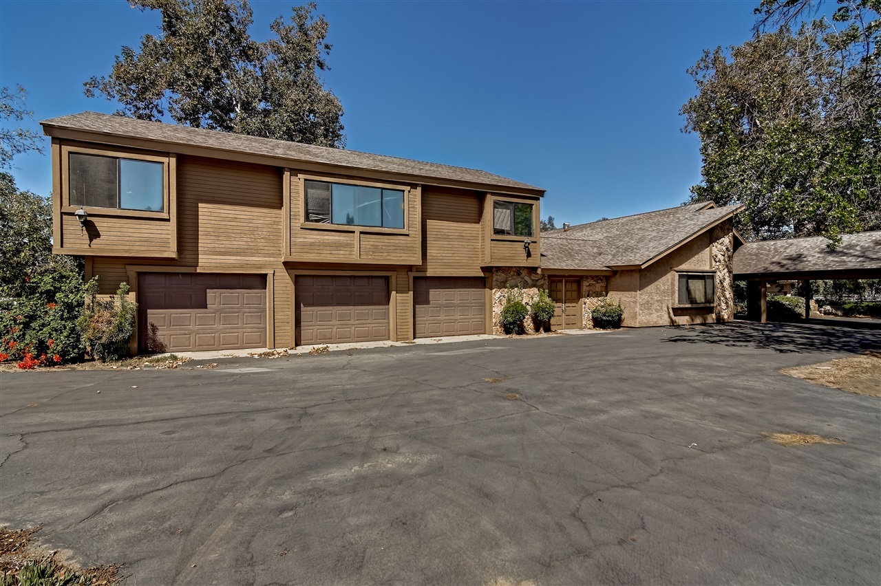 28114 Queensbridge Road Valley Center, CA 92082 - Photo 4 of 25 Huge Apartment w kitchen & bath above 3 car garage