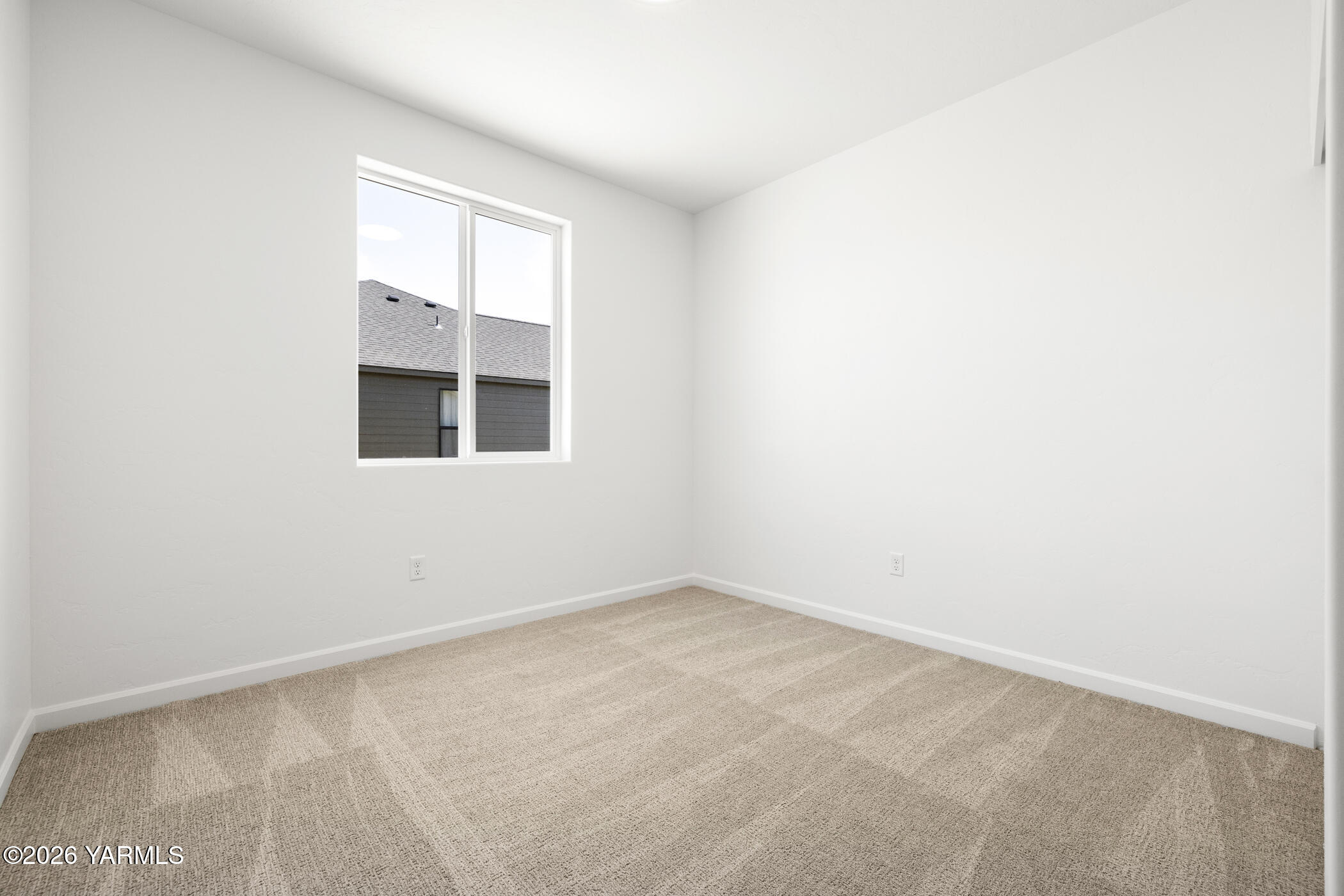 313 Amberly Avenue Grandview, WA 98930 - Photo 12 of 18 an empty room with a window