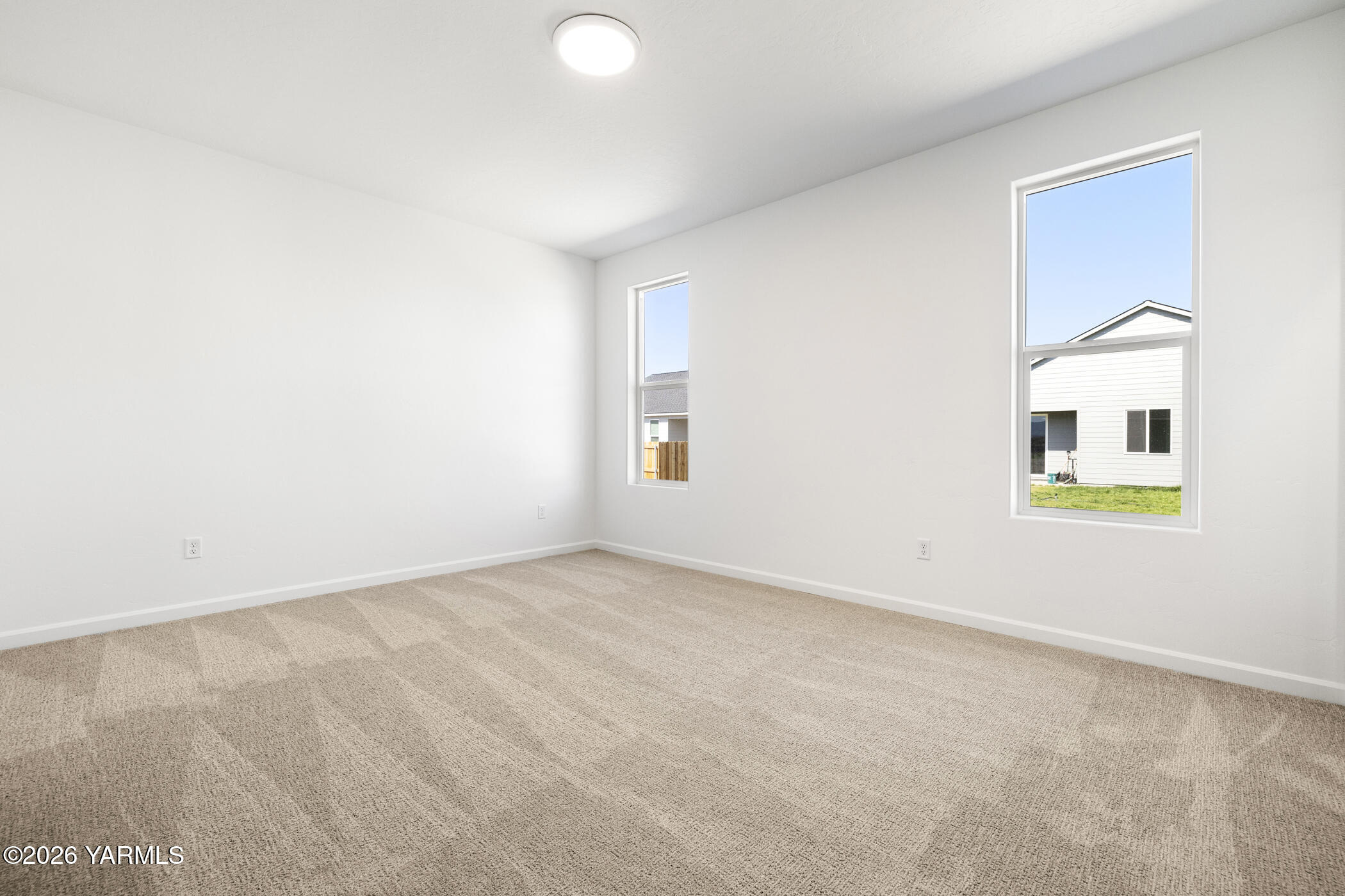 313 Amberly Avenue Grandview, WA 98930 - Photo 14 of 18 an empty room with windows
