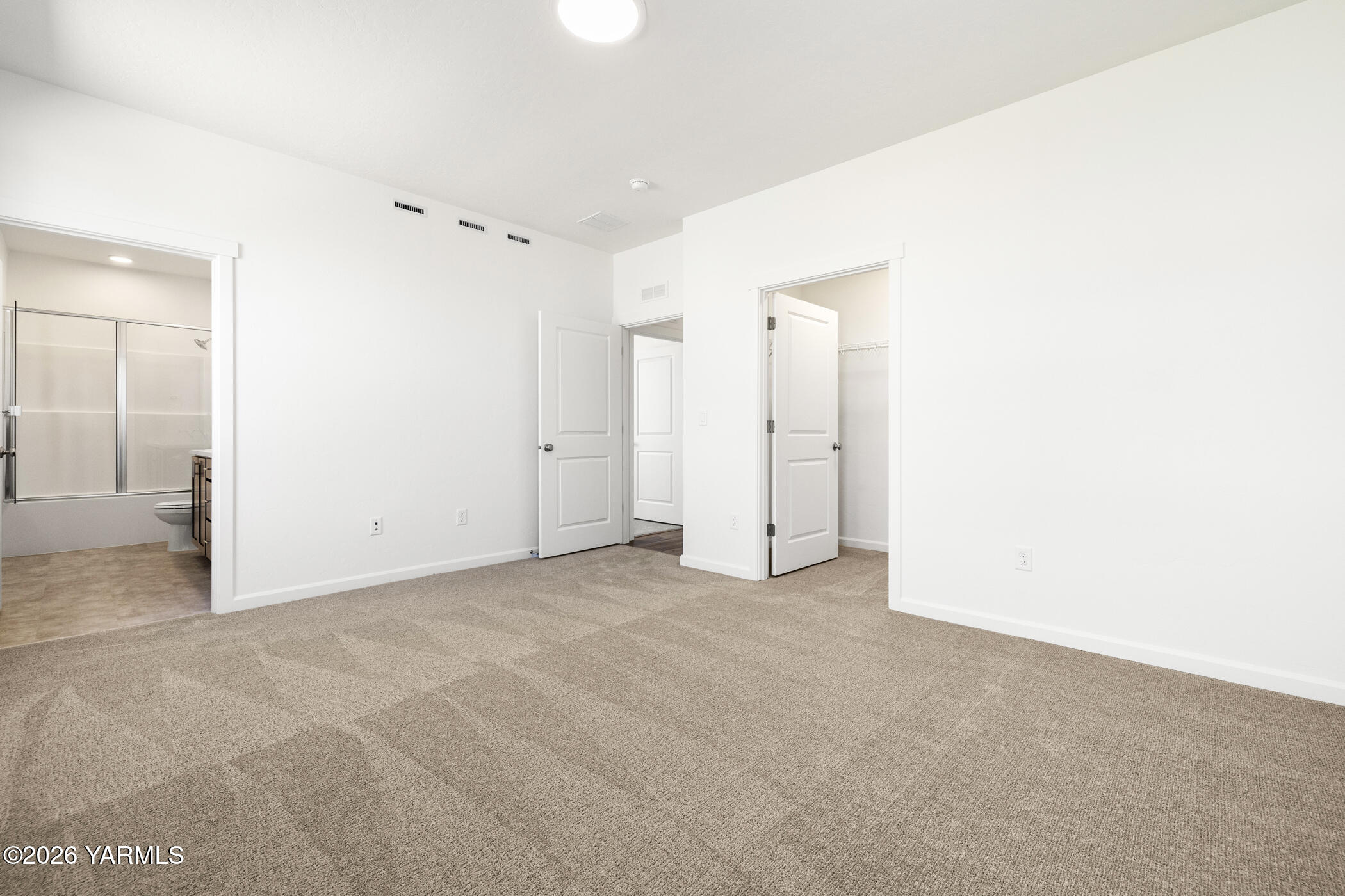 313 Amberly Avenue Grandview, WA 98930 - Photo 15 of 18 an empty room with closet and a bathroom