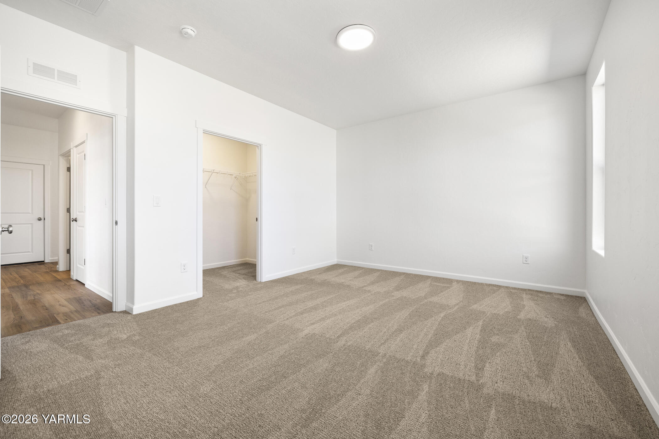 313 Amberly Avenue Grandview, WA 98930 - Photo 16 of 18 an empty room with a natural light