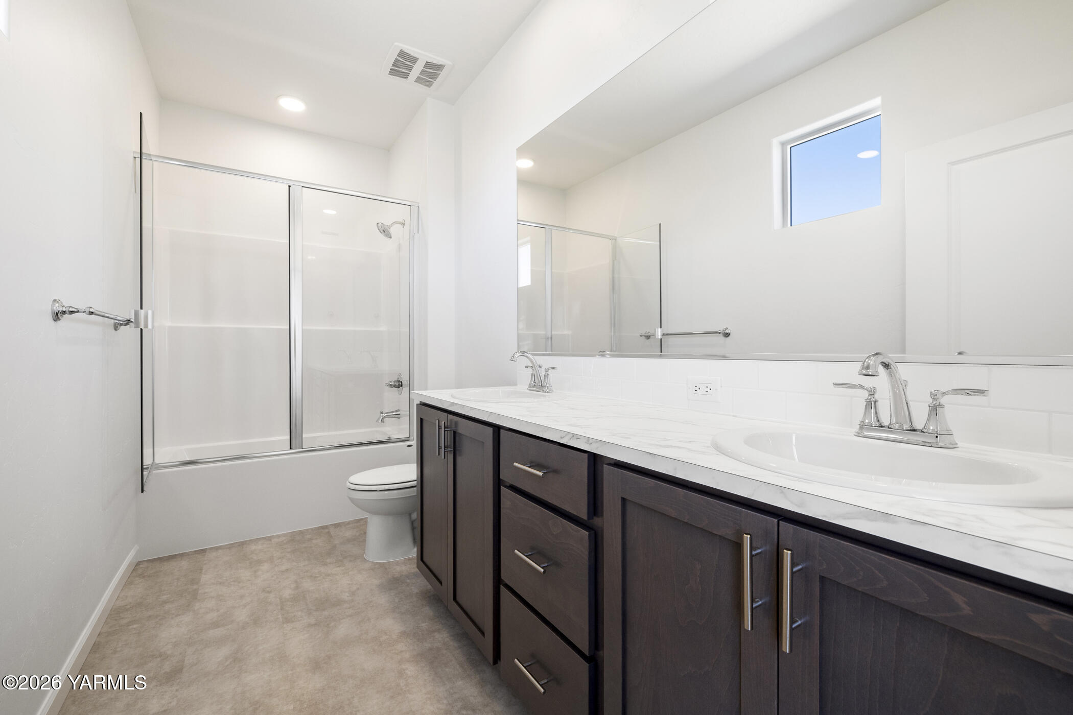 313 Amberly Avenue Grandview, WA 98930 - Photo 17 of 18 a bathroom with a double vanity sink toilet mirror and bathtub