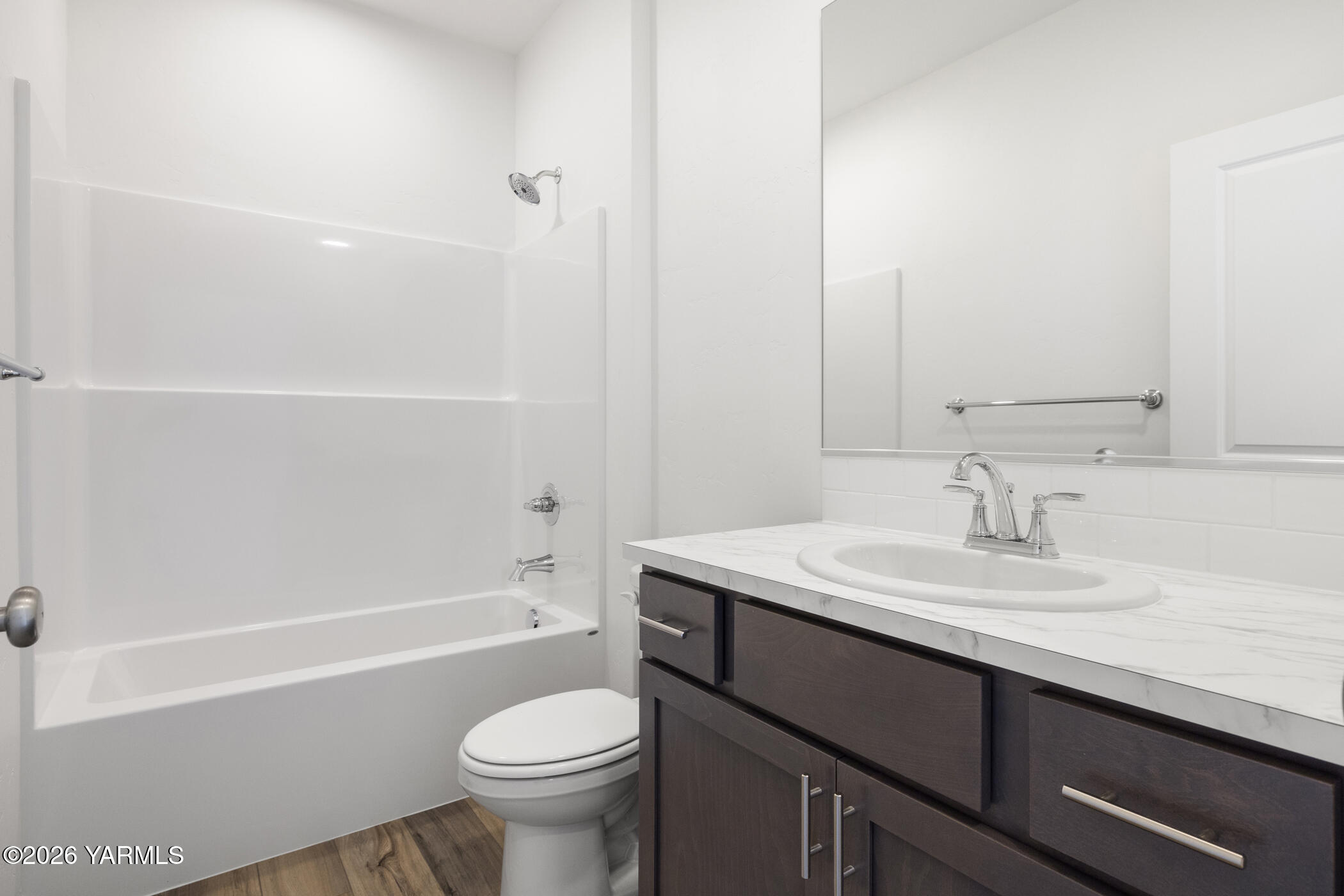 313 Amberly Avenue Grandview, WA 98930 - Photo 10 of 18 a bathroom with a sink a toilet and a bathtub