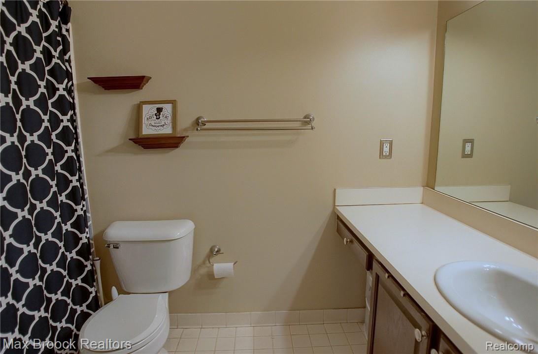 210 Pine Tree Ridge, Unit 4 Waterford, MI 48327 - Photo 19 of 22 22-Bathroom.jpg