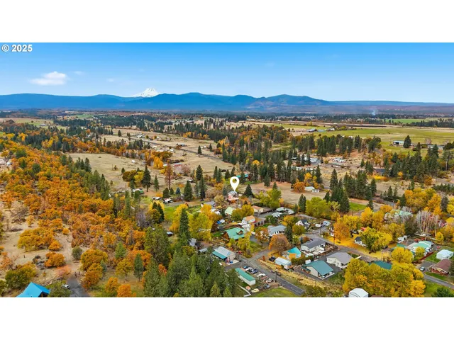 a view of an aerial view of residential houses with outdoor space