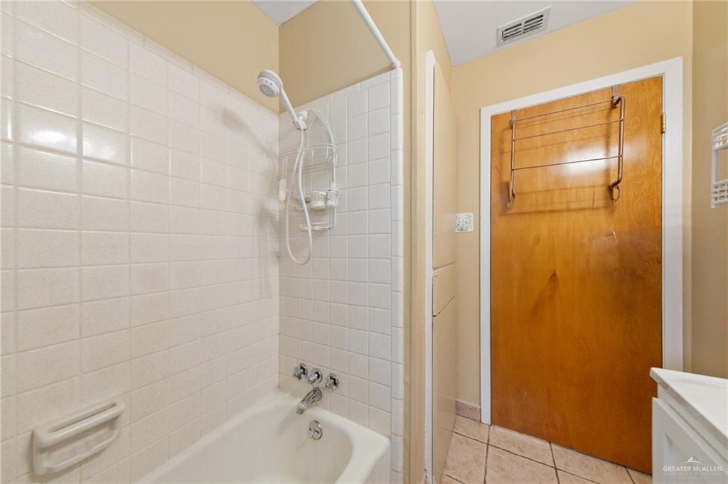 1012 West 3rd Street Weslaco, TX 78596 - Photo 18 of 27 a bathroom with a bathtub