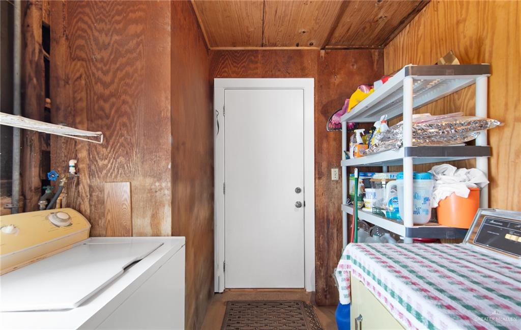 1012 West 3rd Street Weslaco, TX 78596 - Photo 20 of 27 a utility room with dryer and washer