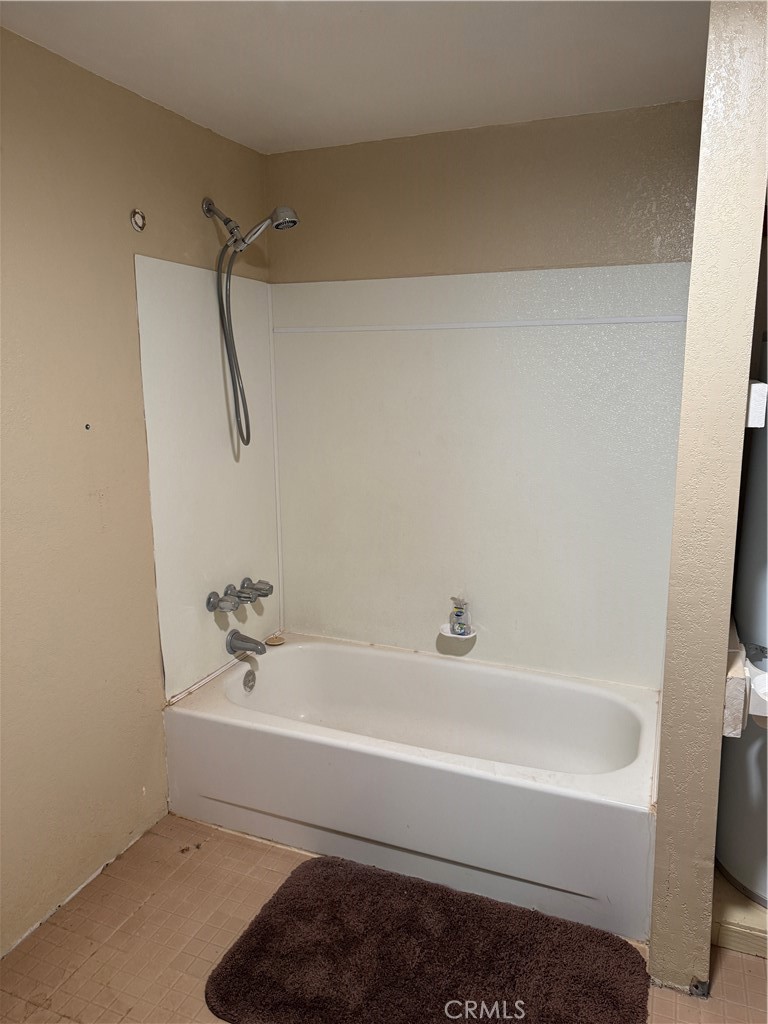 3110 Wilson Road Twentynine Palms, CA 92277 - Photo 19 of 34 a bathroom with a bathtub and a shower