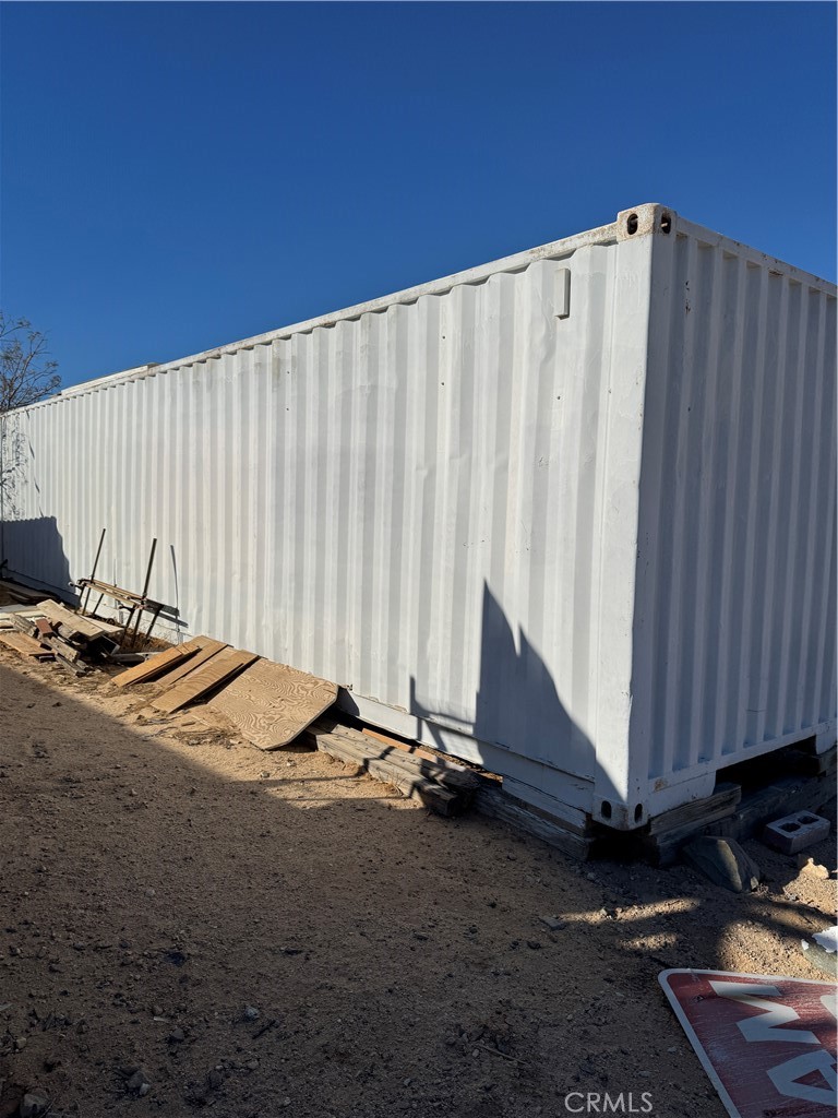 3110 Wilson Road Twentynine Palms, CA 92277 - Photo 30 of 34 a view of a backyard with tub