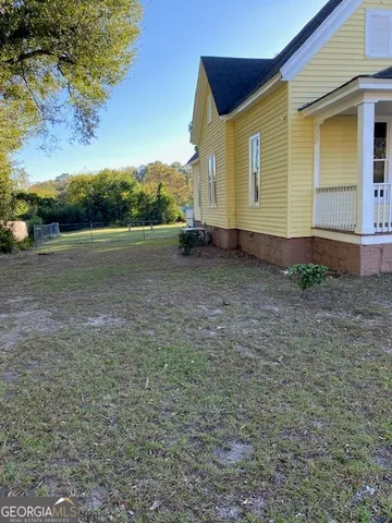 a view of a house with backyard