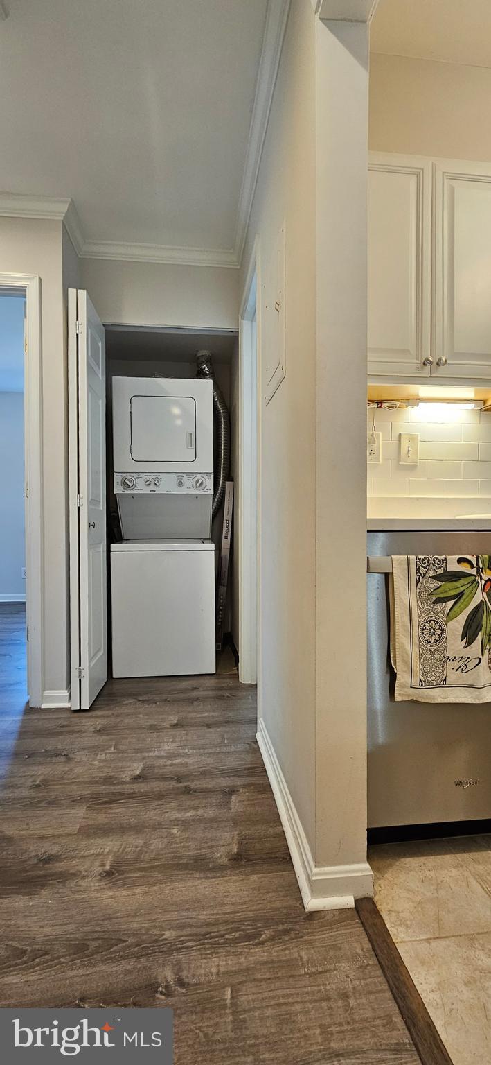 5831 Cove Landing Road, Unit 301 Burke, VA 22015 - Photo 26 of 33 a view of a kitchen with refrigerator and stove