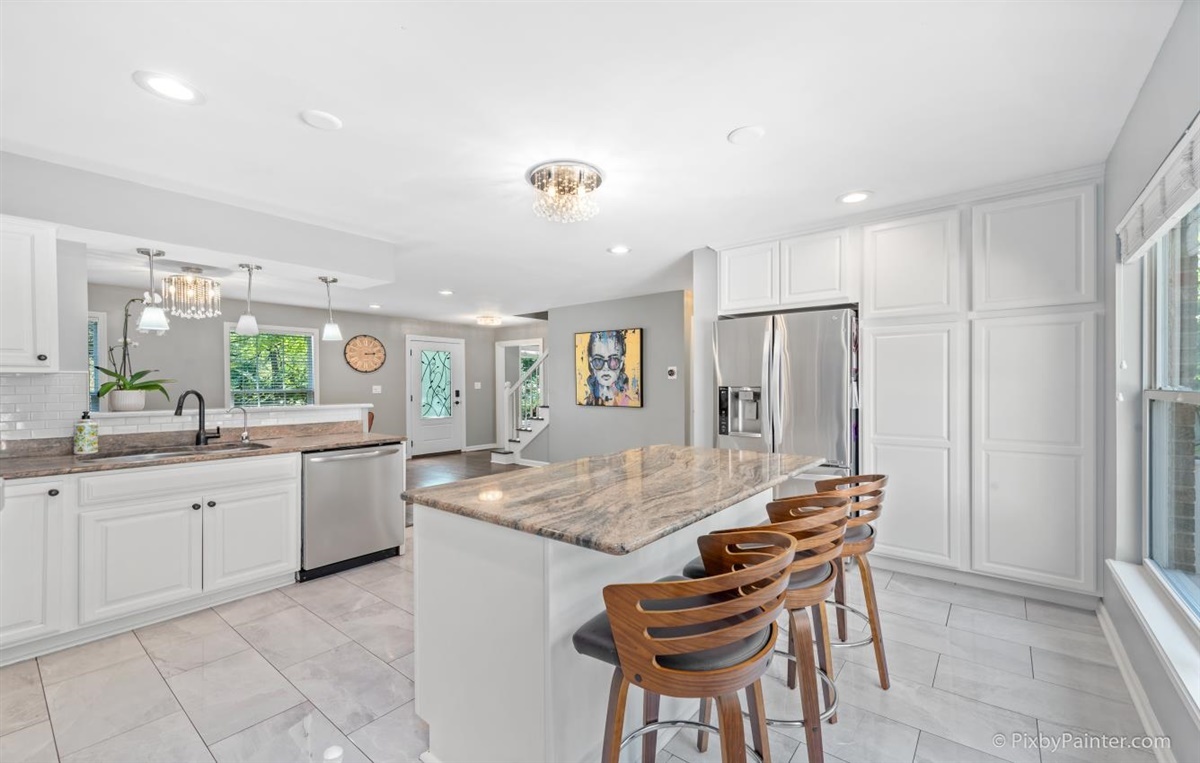 160 Gromer Road Elgin, IL 60120 - Photo 8 of 44