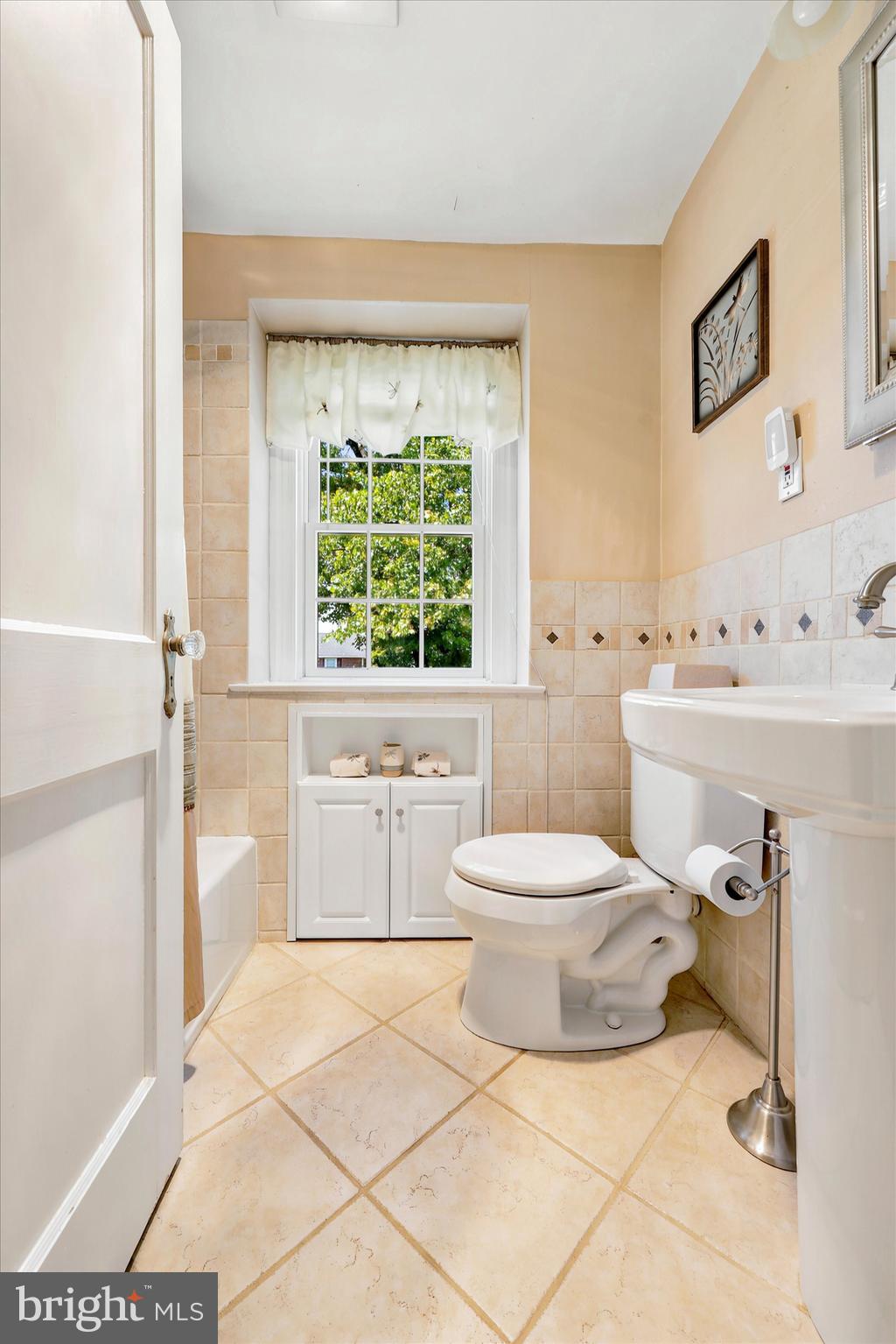 405 Brentwood Road Havertown, PA 19083 - Photo 19 of 39 2nd Floor Full Bathroom