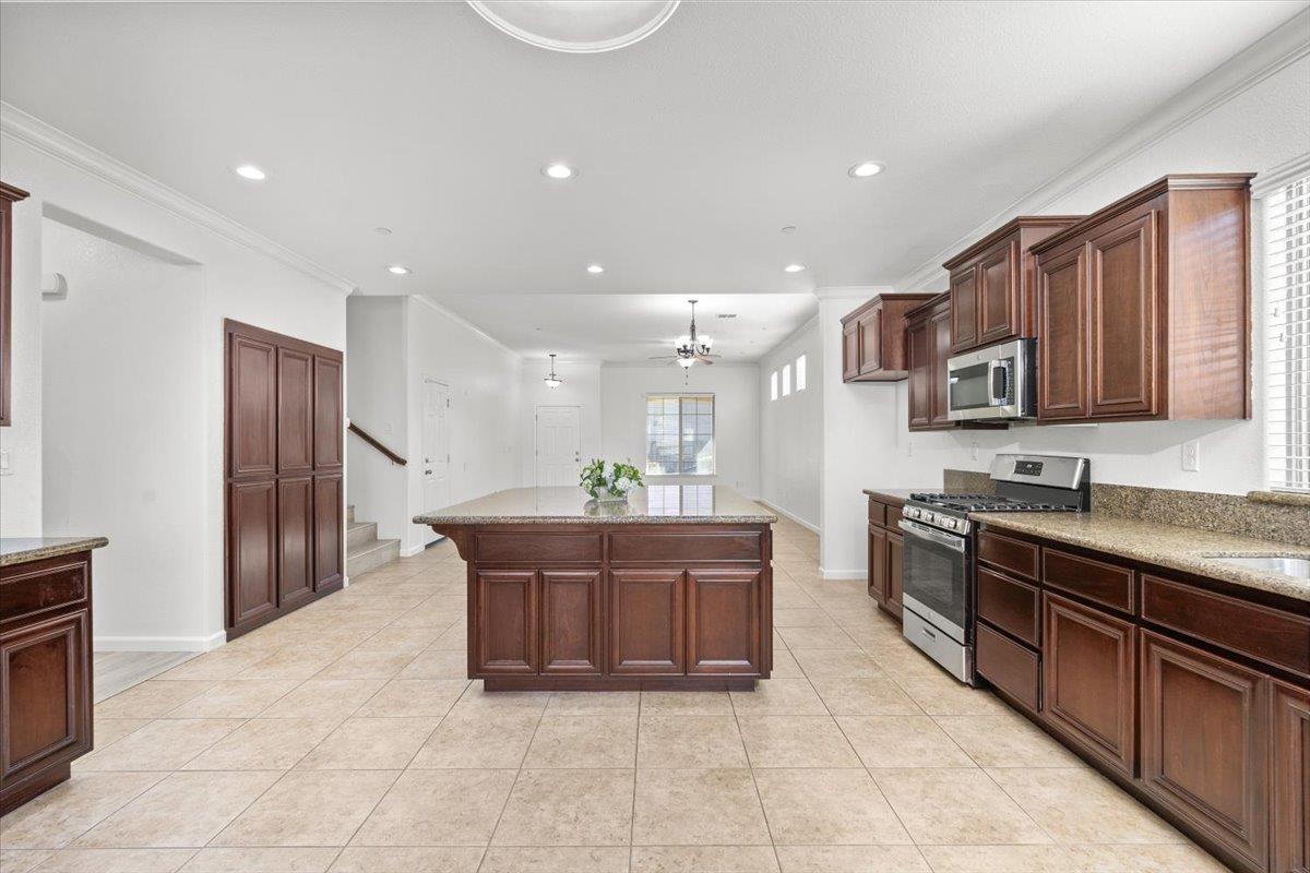 2036 Vignolia Loop Roseville, CA 95747 - Photo 8 of 33