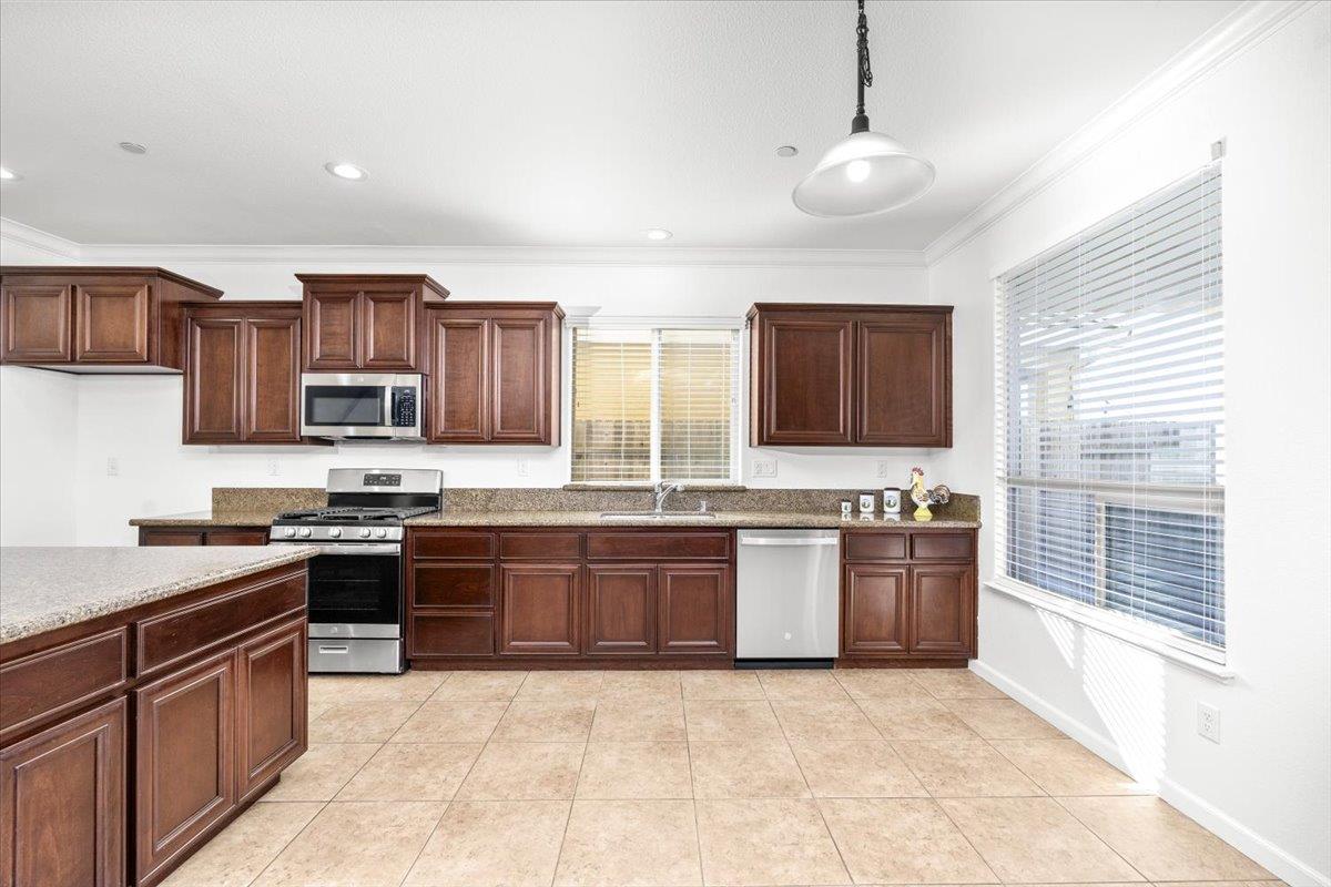 2036 Vignolia Loop Roseville, CA 95747 - Photo 9 of 33